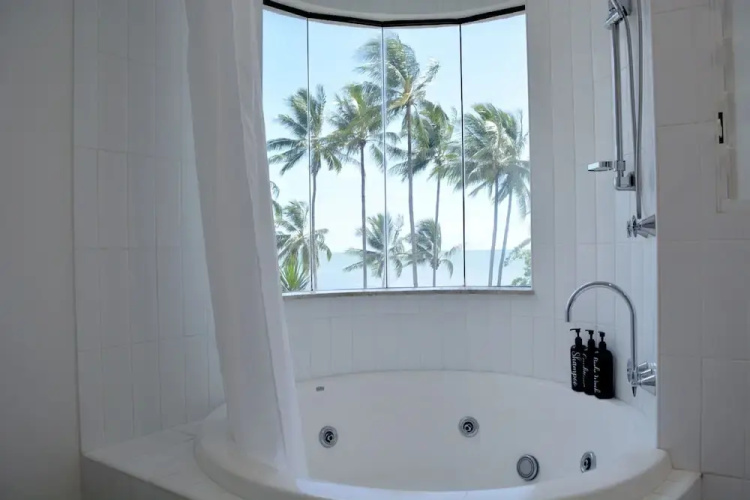 Beachfront 3-bed With Pool & Stunning Ocean Views