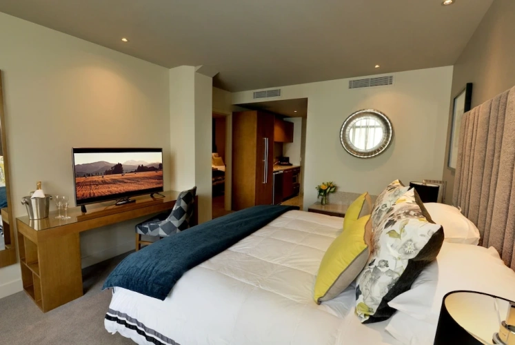 2 Bedrooms Studio