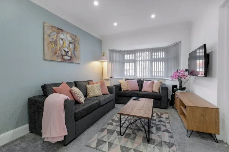 Delightful House 4 bed 2 bath  - Parking