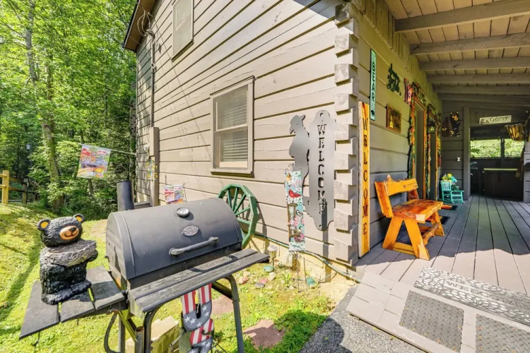 Return to Eden Cabin w/ Hot Tub: 4 Mi to Dollywood