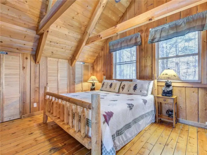 Bear Cave Haus 2 Bedroom Home with Hot Tub