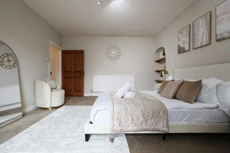 Spacious 3BR Flat in Cowbridge Centre