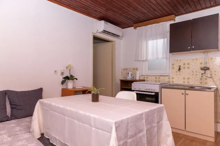 Old house with terrace - for guests on a budget