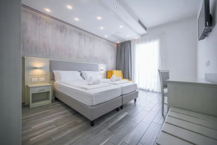 Deluxe room with balcony and with lake view