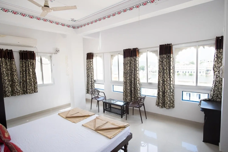 Standard room with lake view