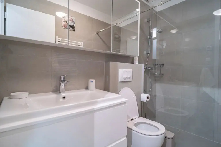 Apartment Wing 77