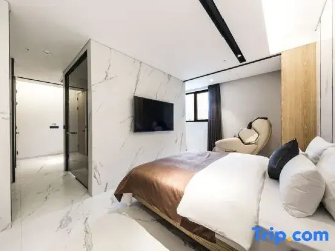 Single Suite with street view
