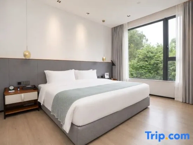 Suite with lake view