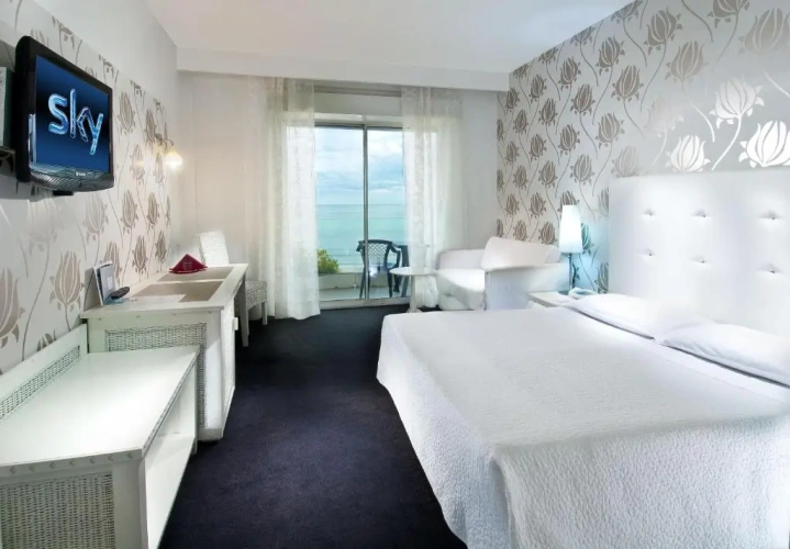 Standard Triple room with sea view