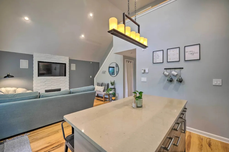 Near Lakes & Resorts: Pet-friendly Long Pond Abode