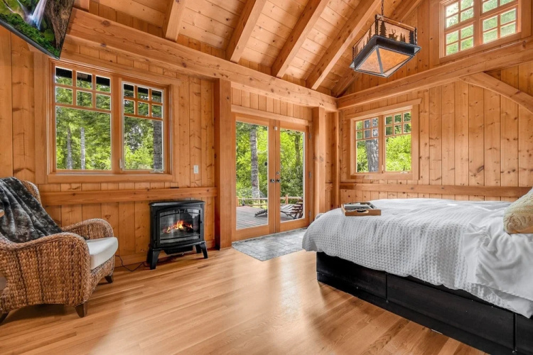 Maple Hill Lodge 3 Bedroom Home by RedAwning