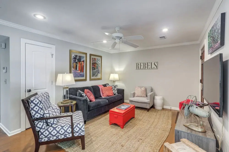 1 Block to The Square: Oxford Condo!