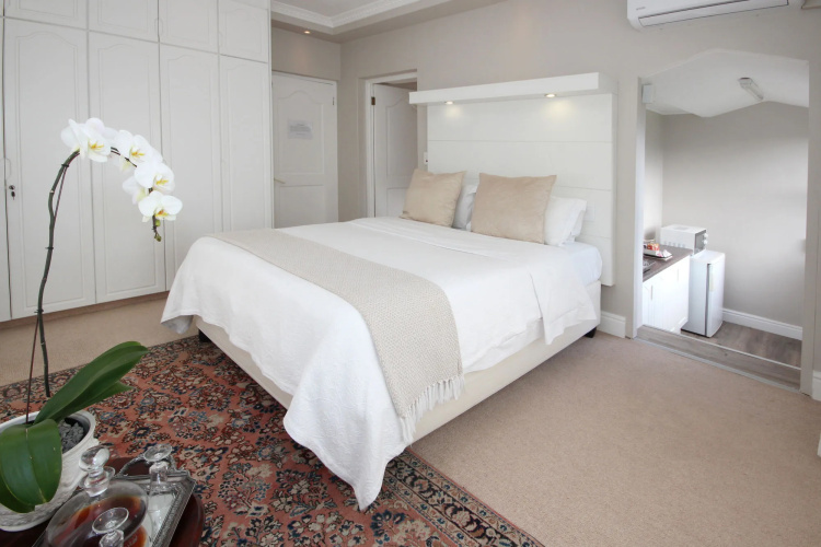 Hermanus Beachfront Lodge