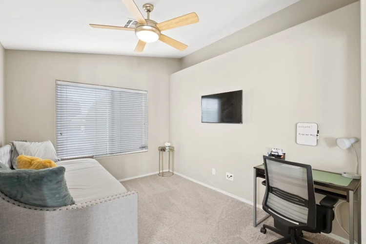 Cozy Hidden Gem - 3BR - 1Den w Backyard