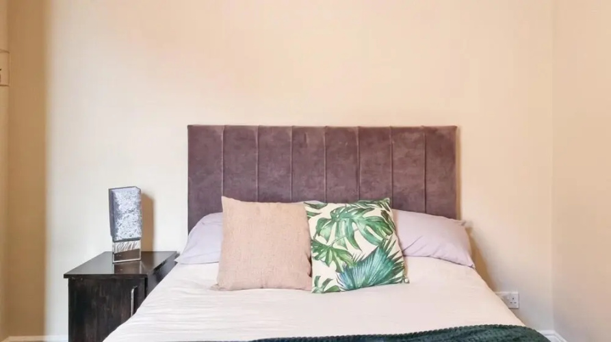 Rustic Ebony Suite With Free Parking