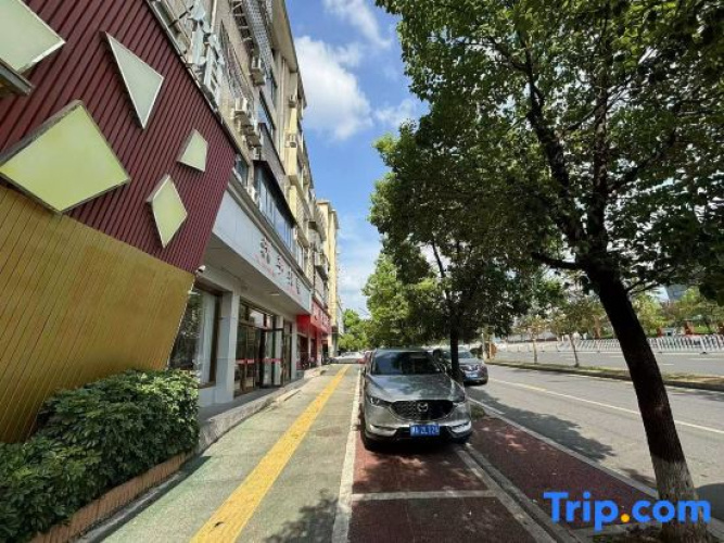 Dong'an Theme Hotel (Pingxiang High-Speed Railway Station)