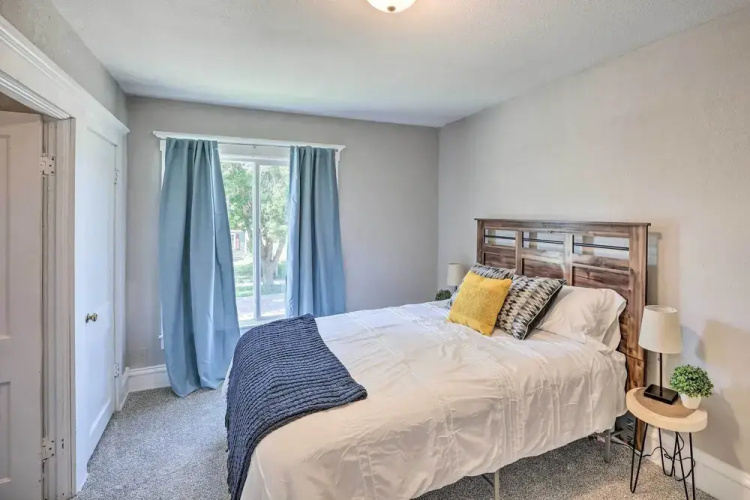 Sioux Falls Abode w/ Fire Pit - 1 Mi to Dtwn!
