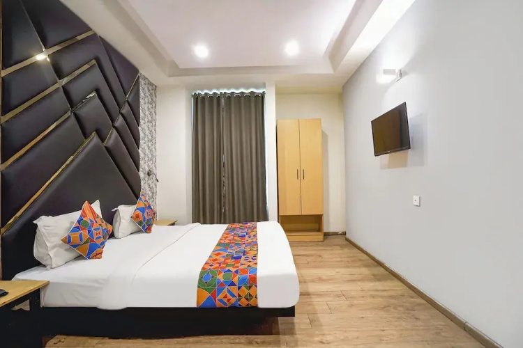 FabHotel Novis Stayz