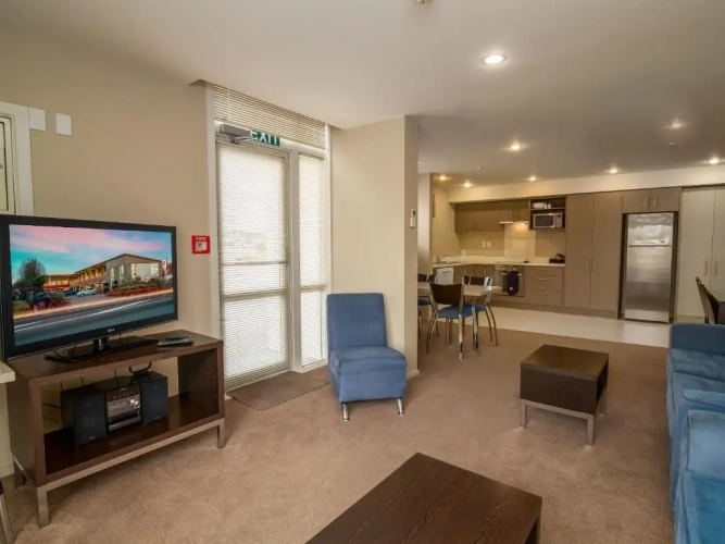 4 Bedrooms Apartment