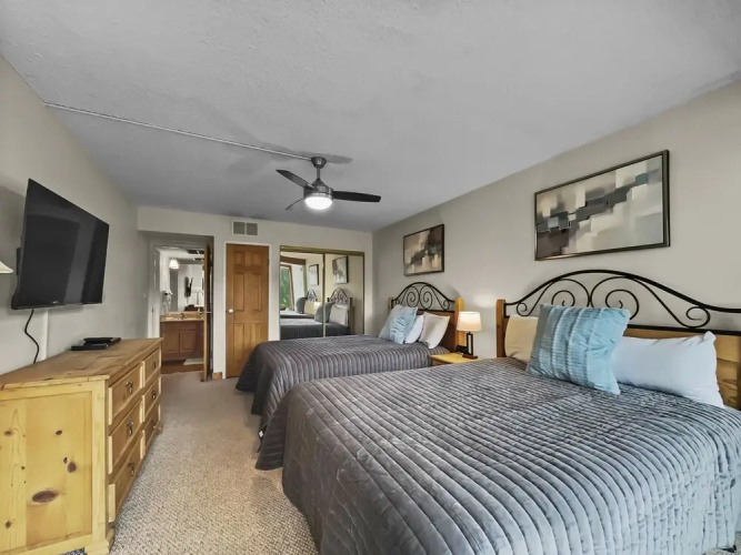 Timeless Classic Ski Condo - SH404 by RedAwning
