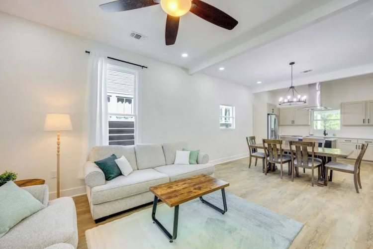 1 Mi To Dtwn San Antonio: Sleek Bungalow W/ Yard! - San Antonio, TX