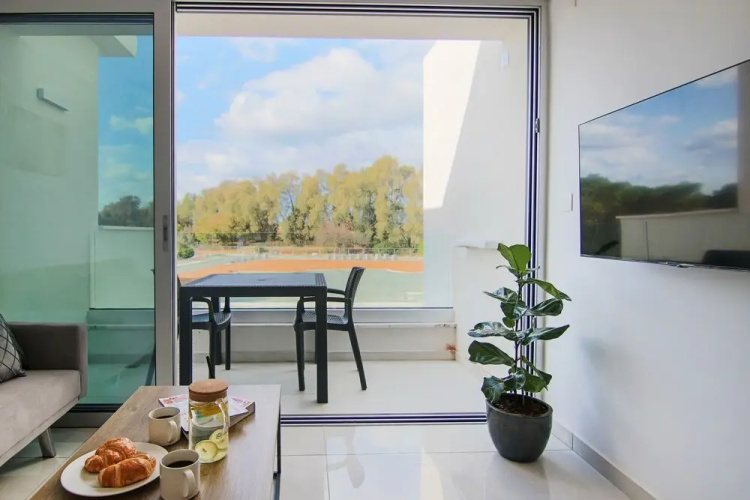 Phaedrus Living: Seaside Executive Flat Harbour 101