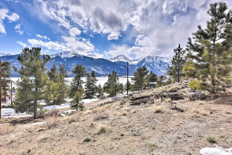 Gorgeous Twin Lakes Home w/ Deck Overlooking Mtns!