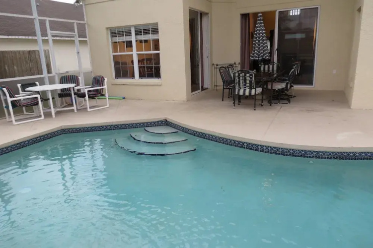 Deluxe Pool Homes by EAVH