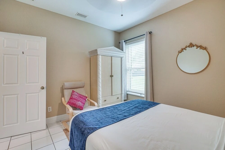 5 Bedrooms Cottage