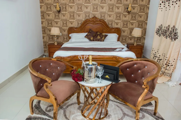 The Crest Lodge
