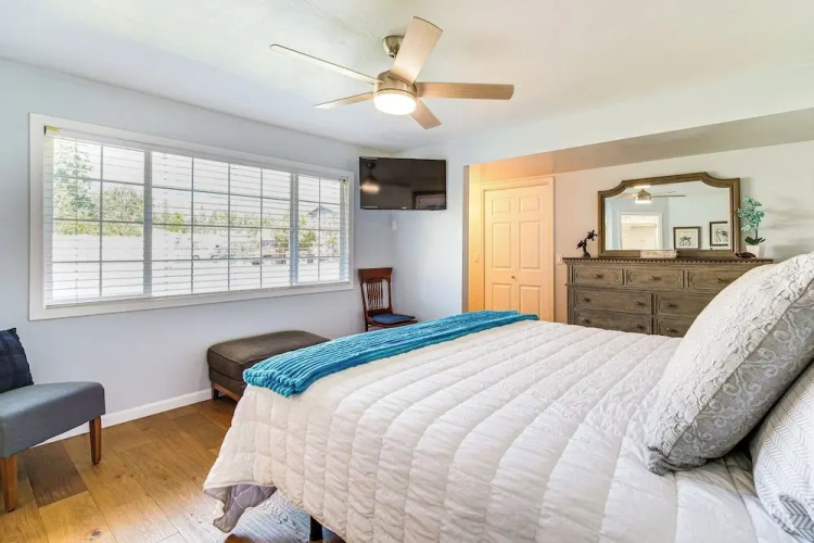 Lovely Riverfront Grants Pass Home: Pool & Hot Tub