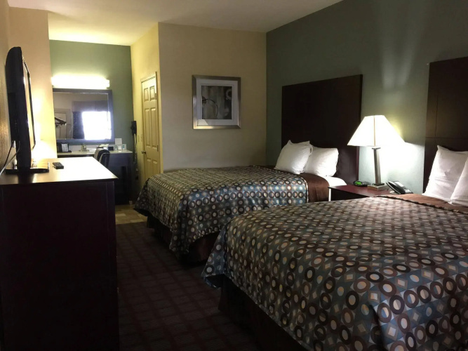 Pearsall Inn & Suites