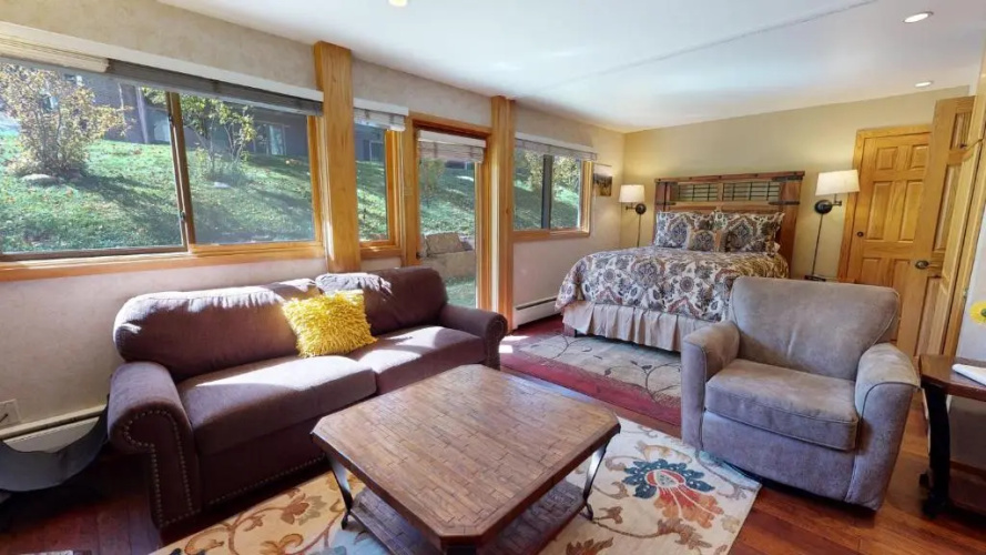 Laurelwood Condominiums Studio Premier Unit 404