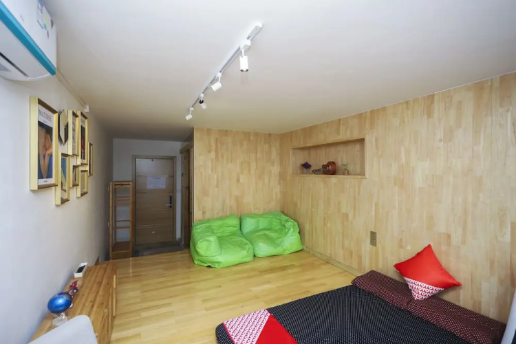 Phoenix Egg Youth Hostel