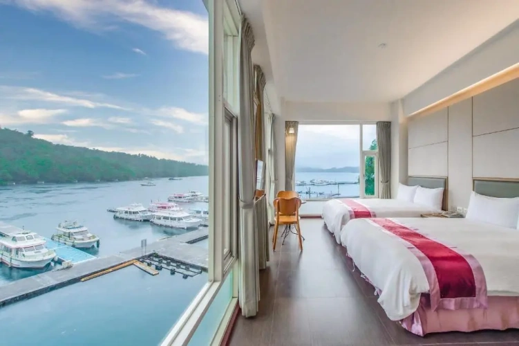 Deluxe Quadruple room with lake view