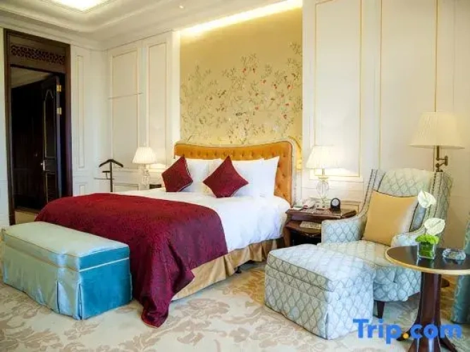 Suite with lake view