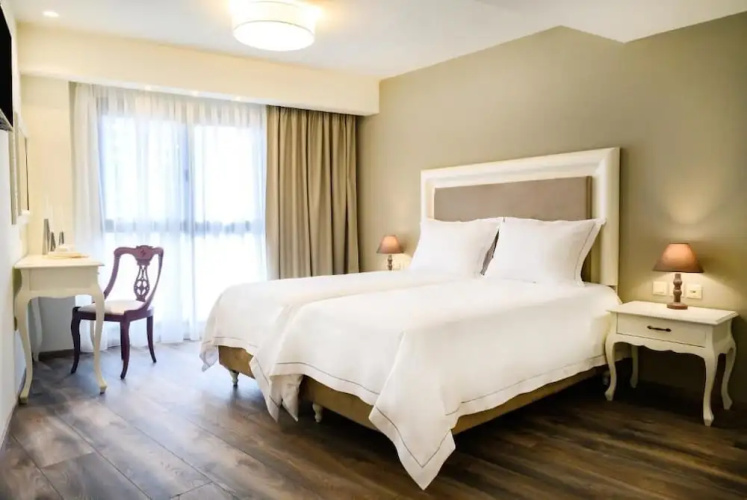 Emerald Suites