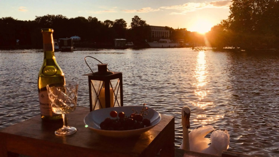 Gemütliches Hausboot mit Kamin in Berlin