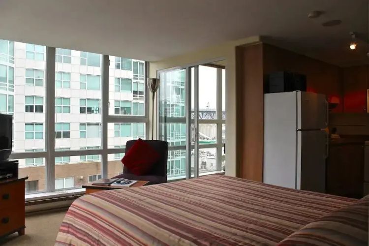 910 Beach Avenue Apartment Hotel