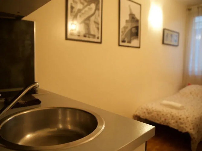 Montmartre Apartments - Léo Ferré