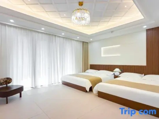 6 Bedrooms Villa