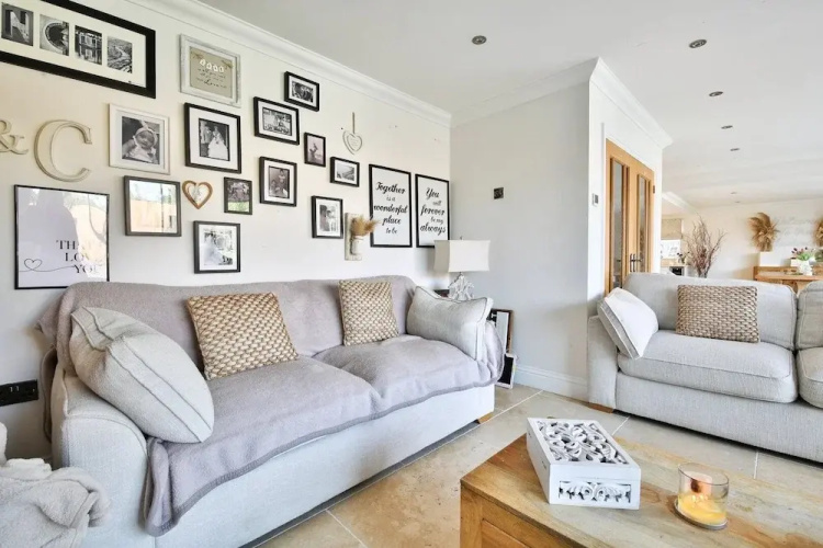 Modern 5-bed Retreat With Parking