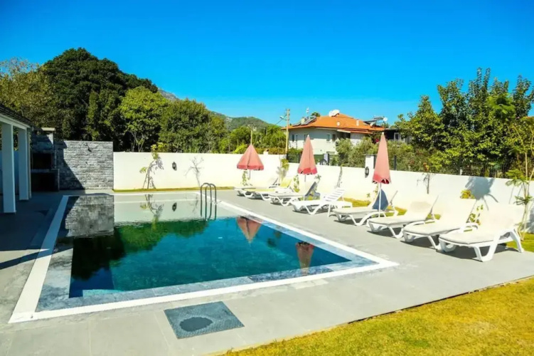Villa-sleeps 8-parking-pool-bbq