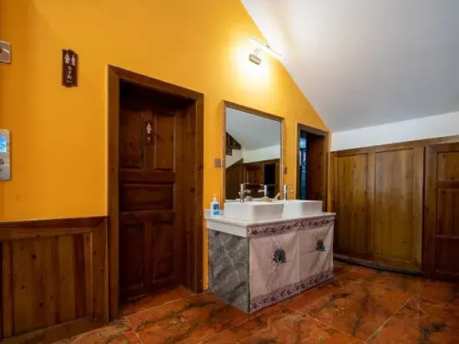 Far Mountain Dream Hotel