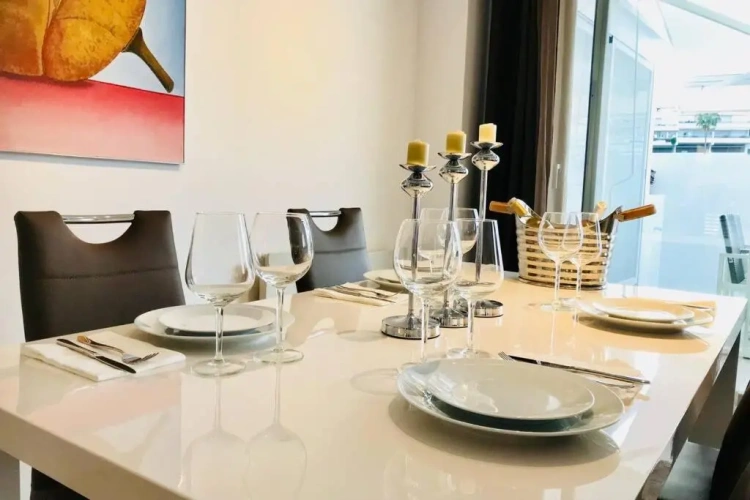 2 Bedrooms Apartment