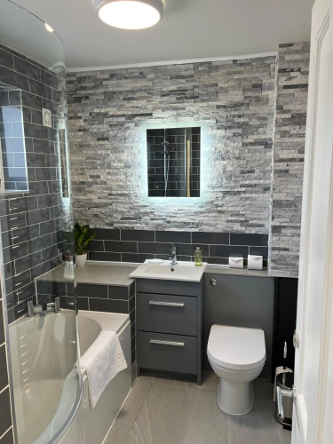 Comfortable King Bed - location - leisure - Contractors - Parking