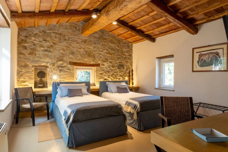 Standard Twin room with courtyard view