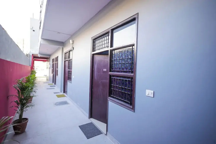 Hotel Spark Inn || Near Motherhood Hospital - Noida