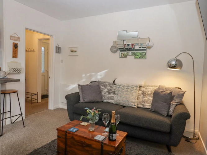 3 Dolphin Court