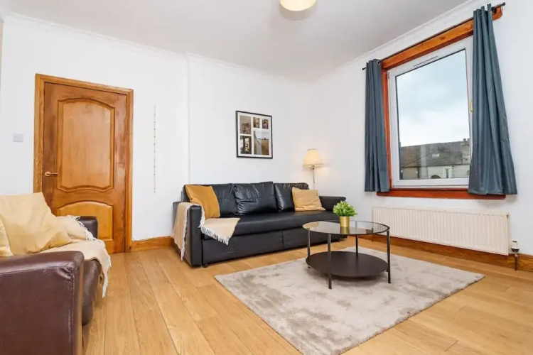 2bed Upper Cottage Flat-on Street Parking